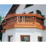 Otevřený balkon se zábradlím složeným z bavorských sloupků