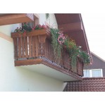 Malý balkon se zábradlím z frézovaných balkonových prken